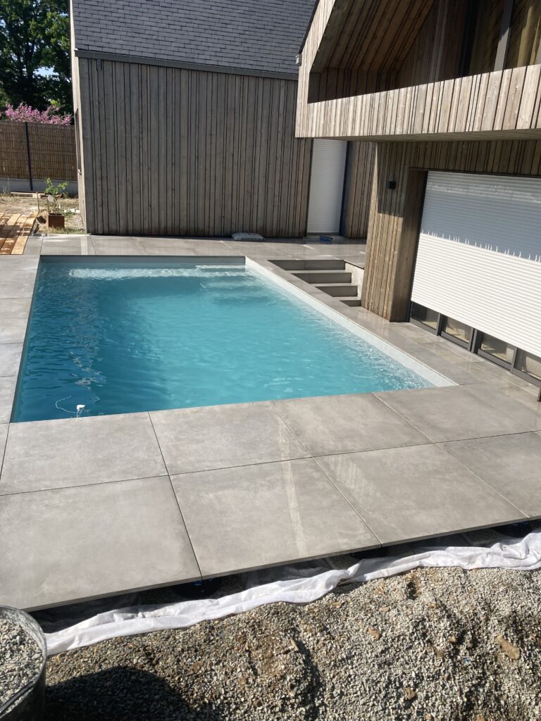 duo-ceram-carreleur-saint-pere-en-retz-margelle-piscine-pose-carrelage-80x80-min